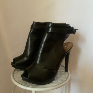 Kenneth Cole, Size 8.5, Black leather, open toe bootie